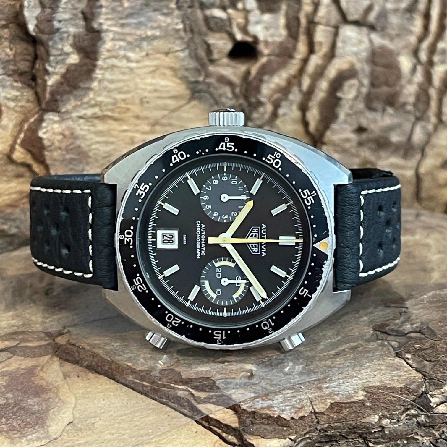 Heuer - Autavia - Ref. 11630 - Vintage , unpoliert mit schwarzem Zifferblatt - Liegendeansicht der Uhr
