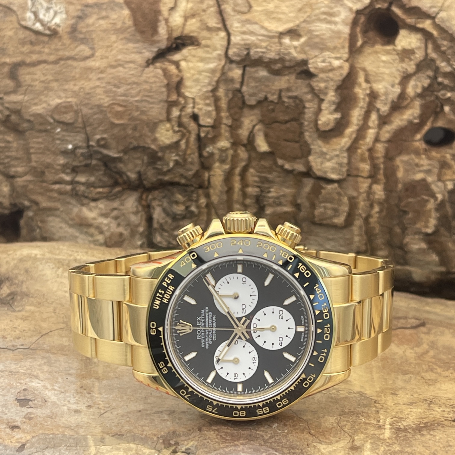 Rolex - Daytona "Le Mans"- FULLSET - Ref. 116528, sehr guter Zustand, Aftermarket, 40mm, schwarzes Le Mans Zifferblatt, Gelbgold 750, Liegendeansicht der Uhr