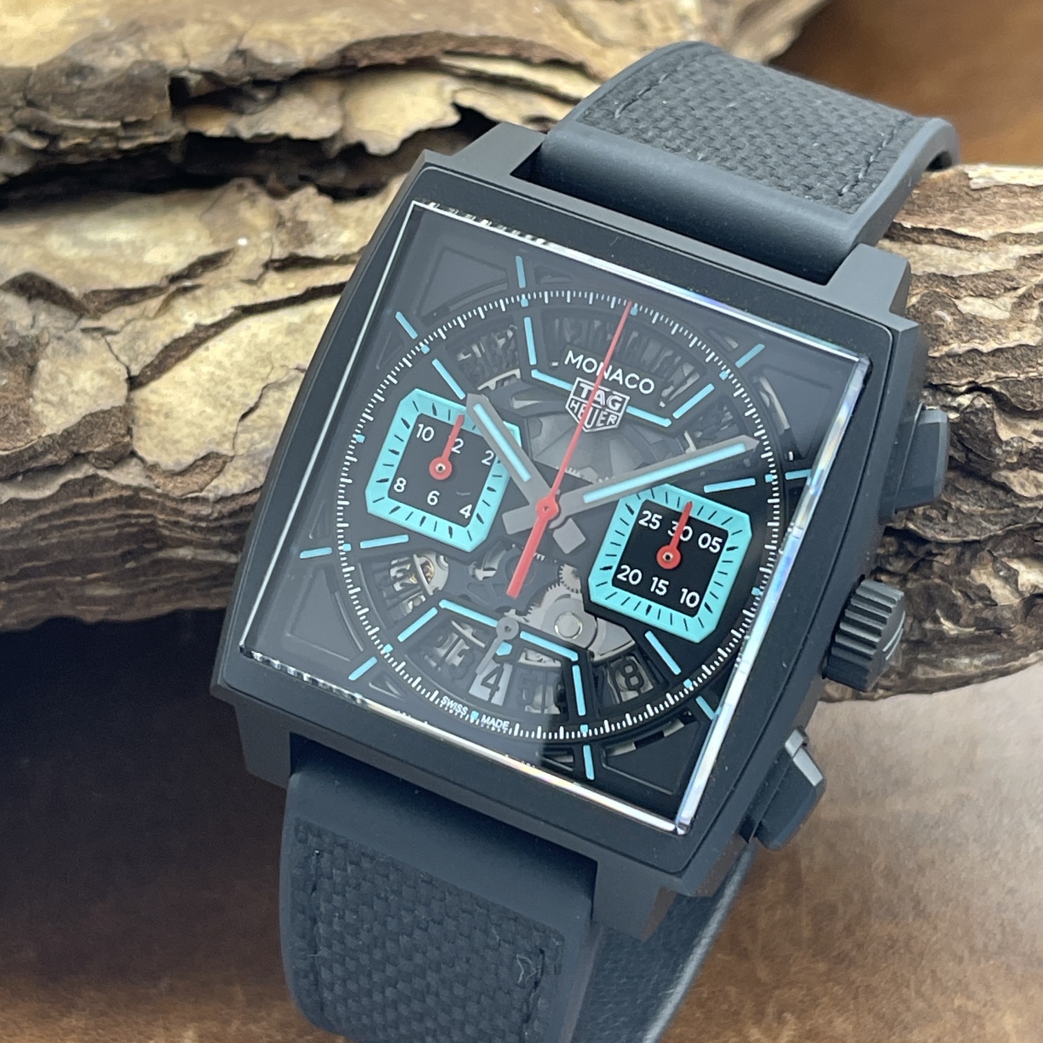 TAG Heuer - Monaco Chronograph Titan DLC - NEUWARE - FULLSET 2026 - Ref. CBL2184.FT6236 - skelettiert schwarzes Zifferblatt - Detailansicht der Uhr