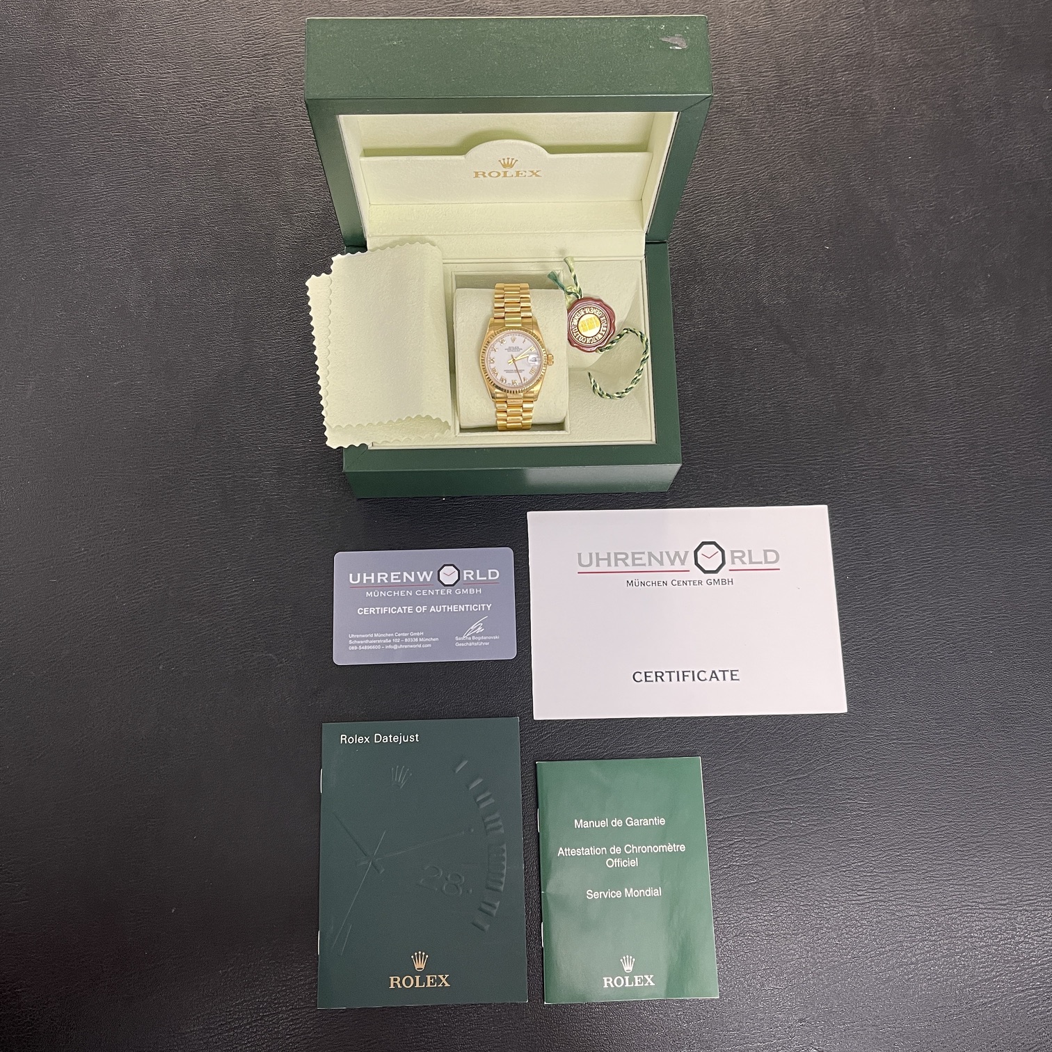 Rolex Herstellerbox mit Garantiekarte einer gebrauchten Luxusuhr