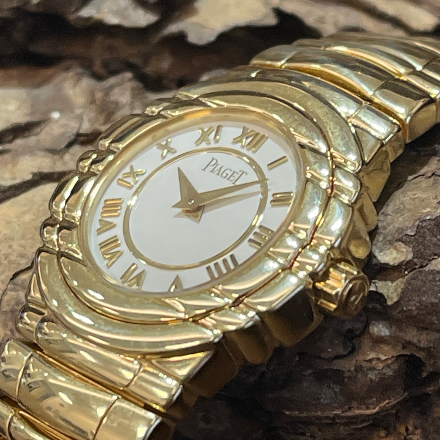 Piaget - Tanagra - 750er Gelbgold - Ref. 16033 M 401D -Weißes Zifferblatt in sehr Guter Zustand - Seitenansicht der Uhr mit Krone