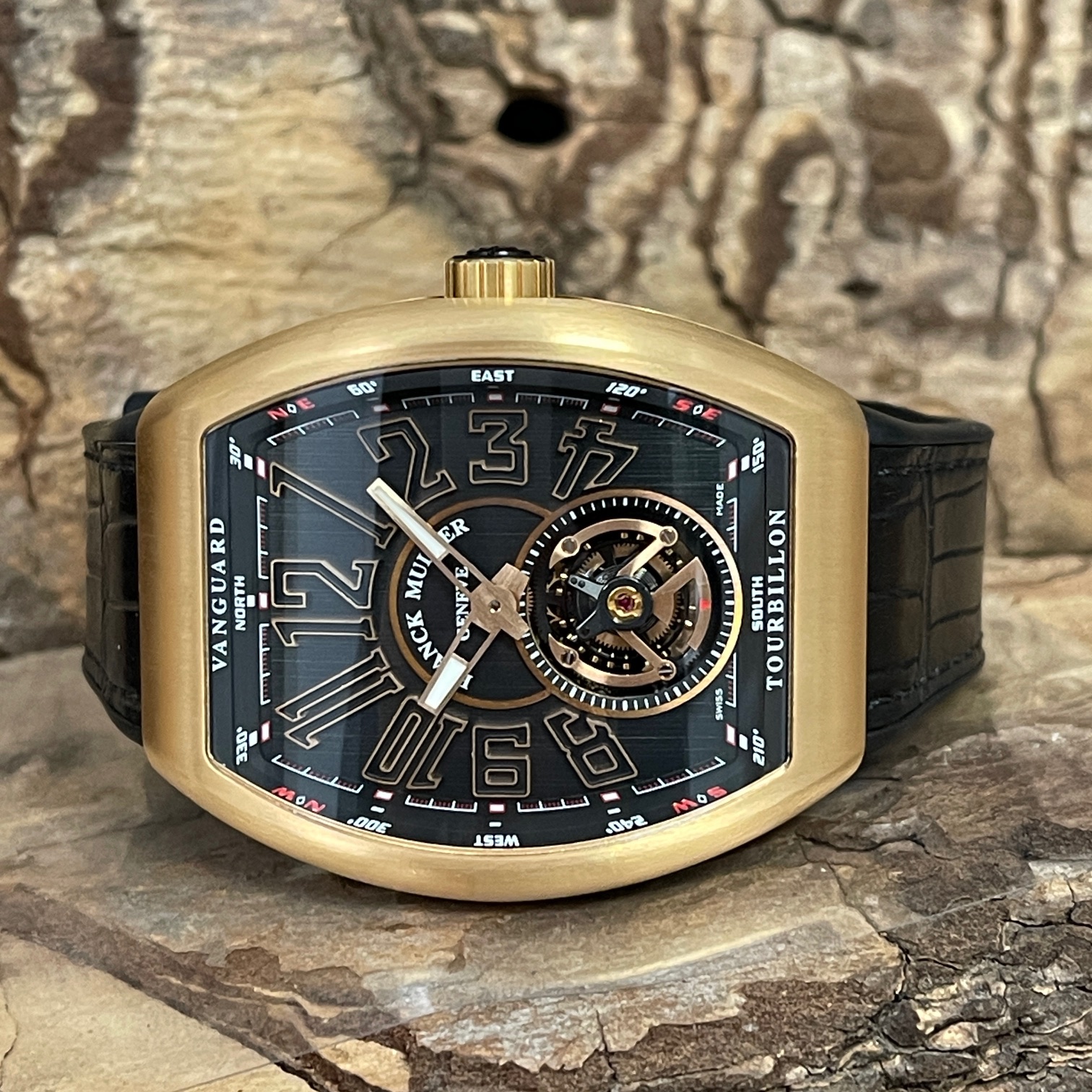 Franck Muller Vanguard V45 Tourbillon - FULL SET 2025 Listpreis 129000€- Ref. V 45 T 5N BRNR - Rosegold mit schwarzem Zifferblatt in sehr gutem Zustand - Liegendeansicht der Uhr