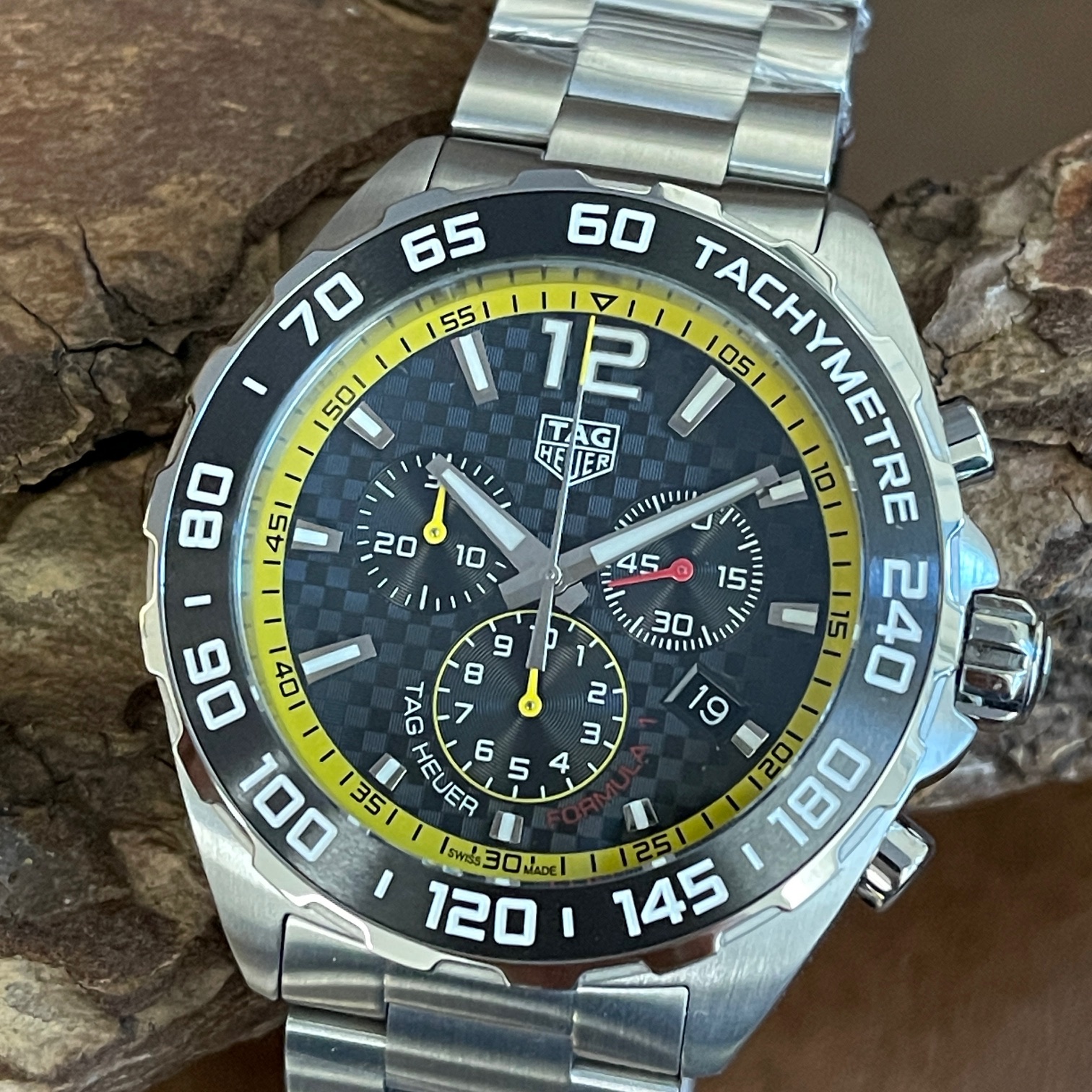 TAG Heuer Formula 1 - VERKLEBT - UNGETRAGEN - Ref. CAZ101AC Vollverklebt edelstahl mit schwarzem Zifferblatt - Detailansicht der Uhr