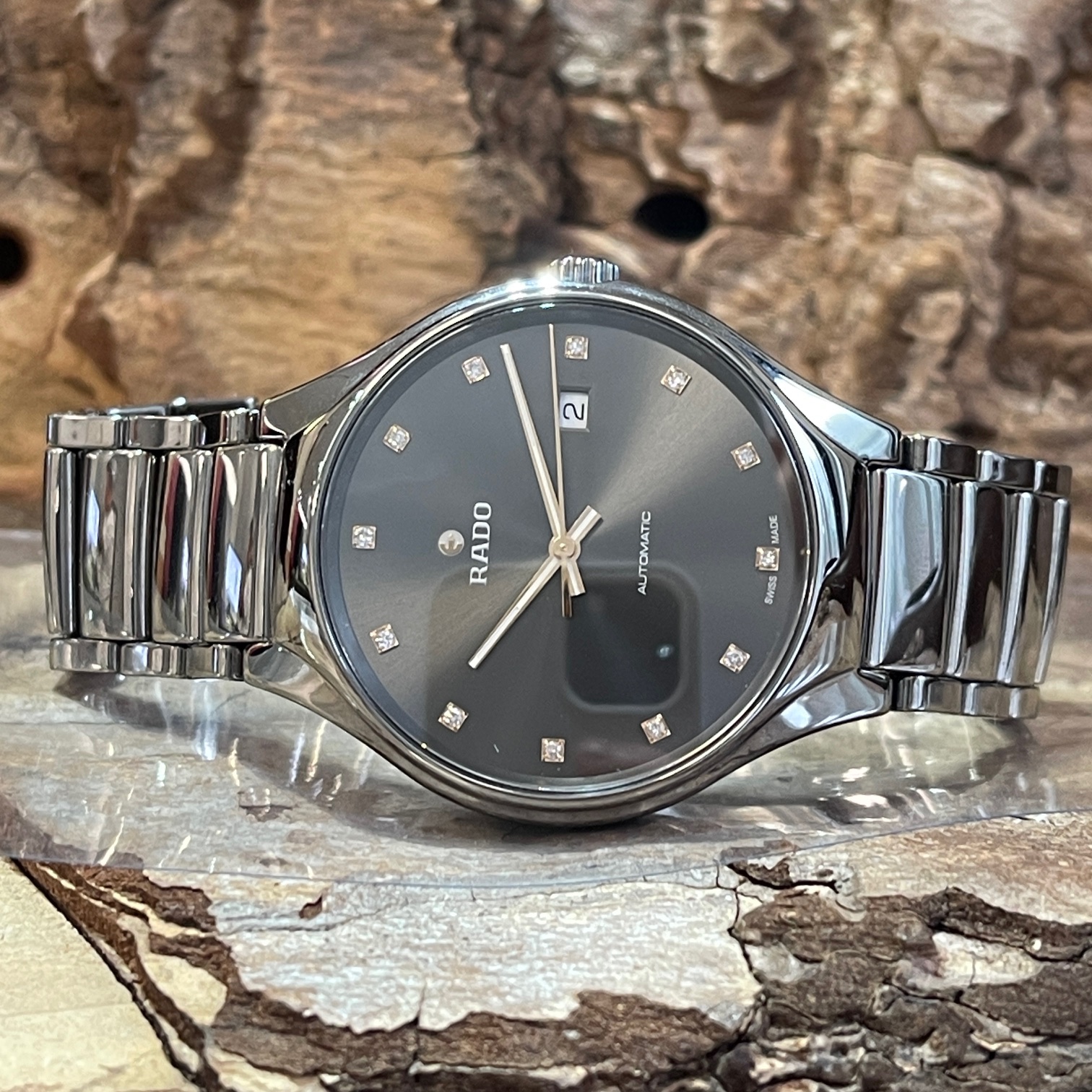 Rado True Automatic Diamonds - Box und Papiere - Ref. R27057732-Keramik mit schwarzem Zifferblatt in sehr guter Zustand - Liegendeansicht der Uhr