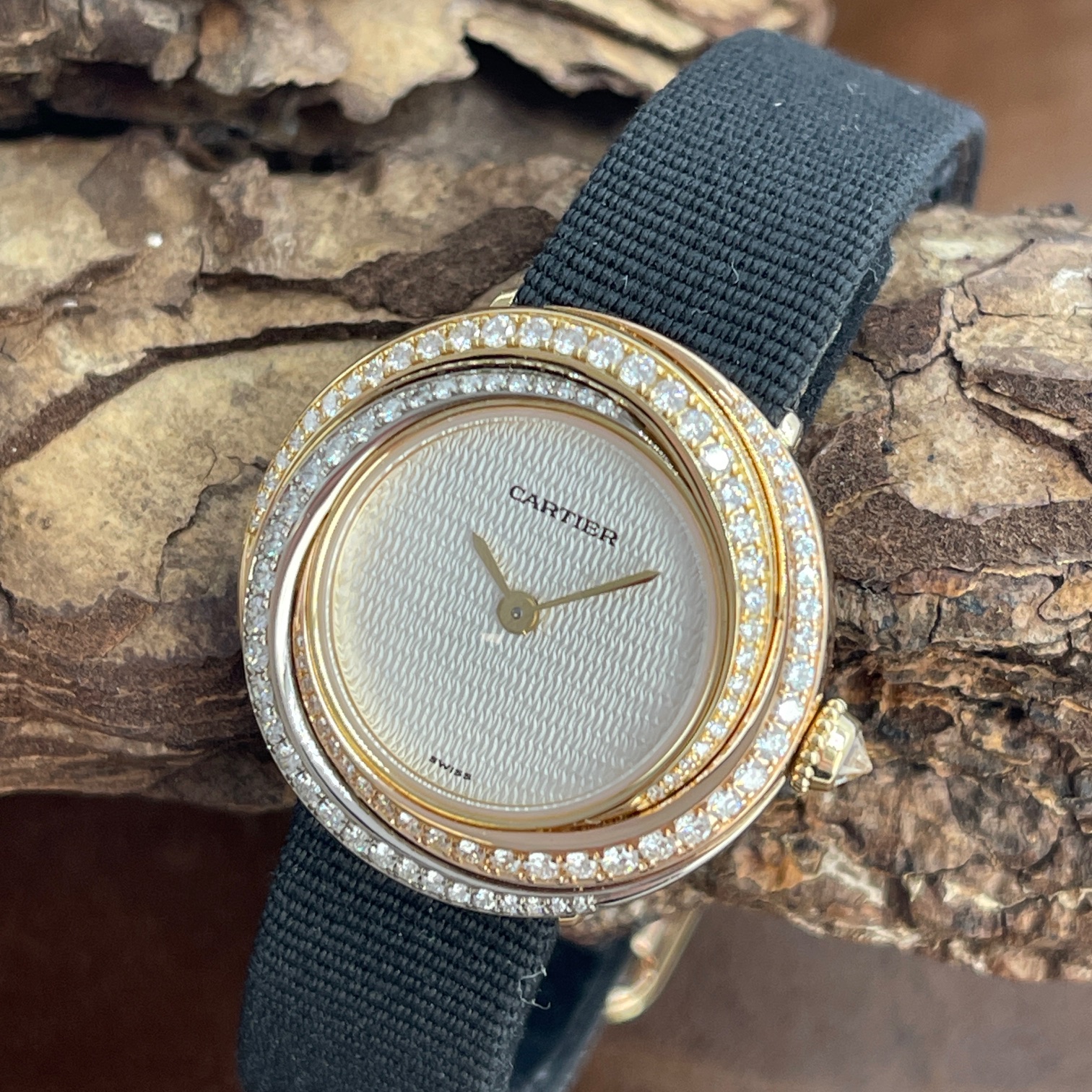 Cartier - Trinity Diamond - FULLSET 1998 - Ref. 2357 - Gelb, Weiß und Rosegold 750 mit weißem Zifferblatt in sehr gutem Zustand - Detailansicht der Uhr