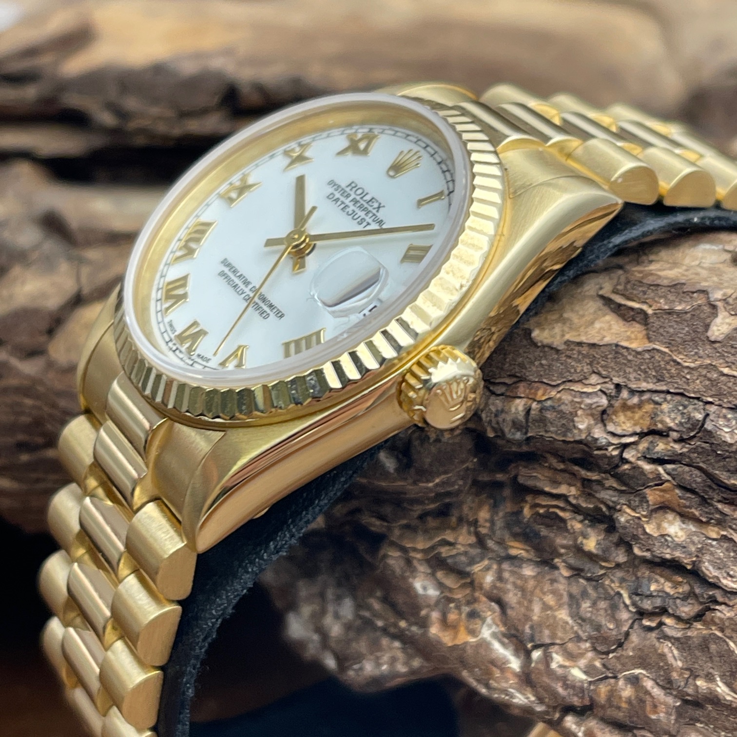 Rolex - Datejust 31 - Ref.:68278 - Gelbgold 750 - SEHR GUTER ZUSTAND mit weißem Zifferblatt - Seitenansicht der Uhr mit Krone