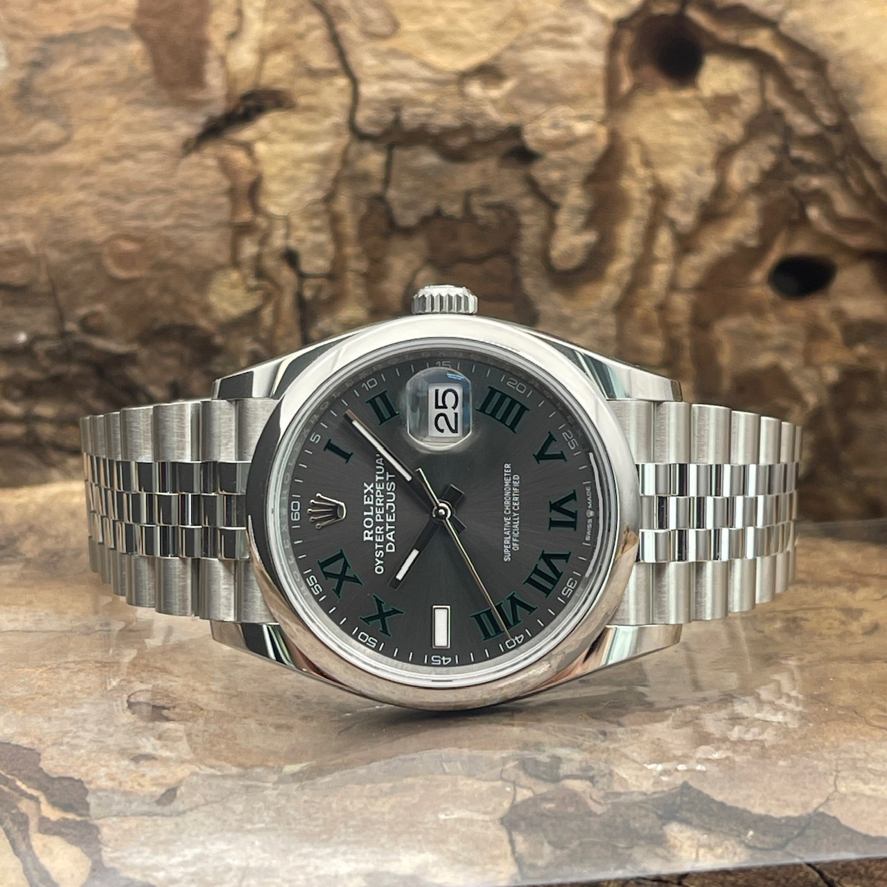 Rolex - Datejust ,,Wimbeldon'' 36 - Ref.: 126200 - Box und Papieren aus 2026 - UNGETRAGEN mit grauem Zifferblatt - Liegendeansicht der Uhr