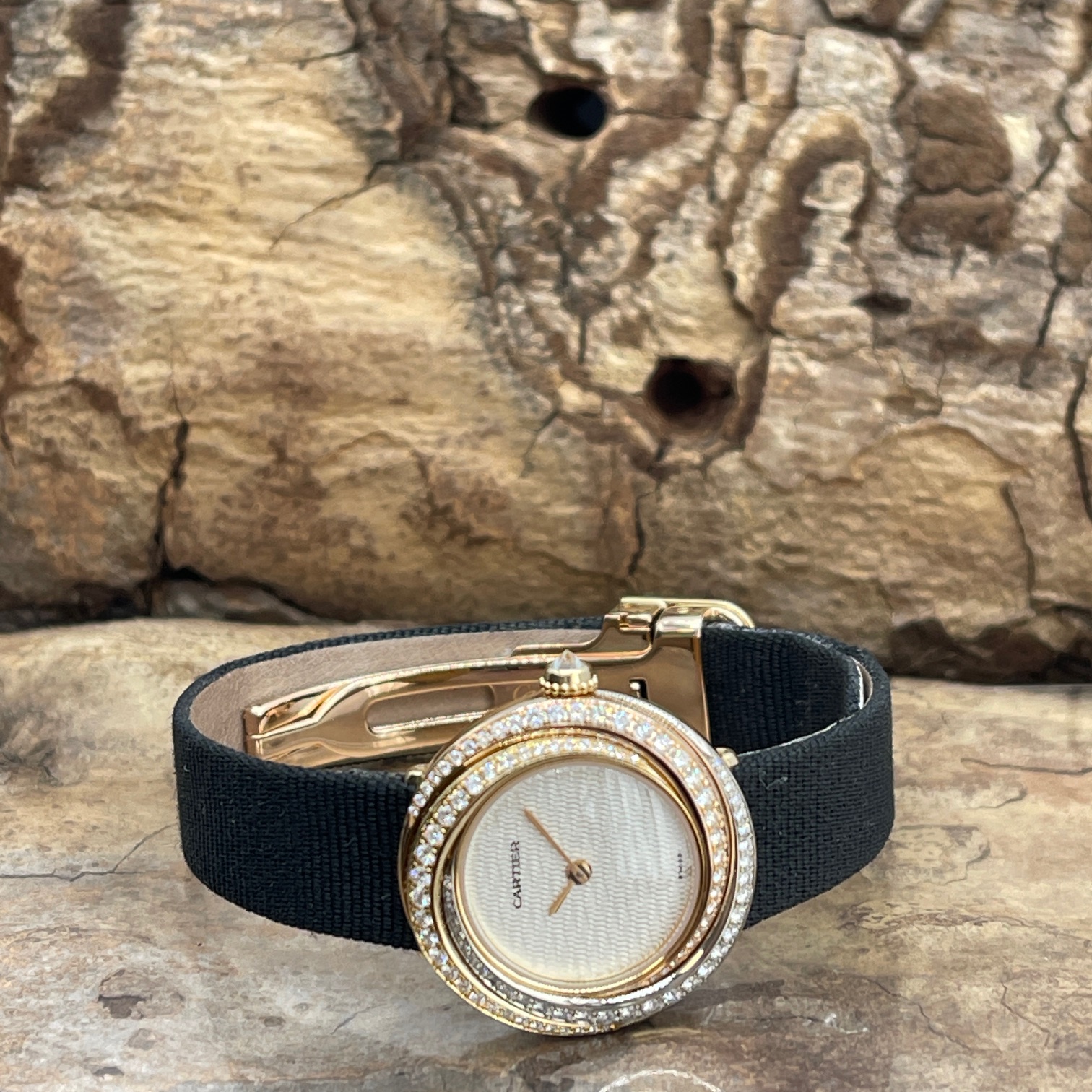 Cartier - Trinity Diamond - FULLSET 1998 - Ref. 2357 - Gelb, Weiß und Rosegold 750 mit weißem Zifferblatt in sehr gutem Zustand - Liegendeansicht der Uhr