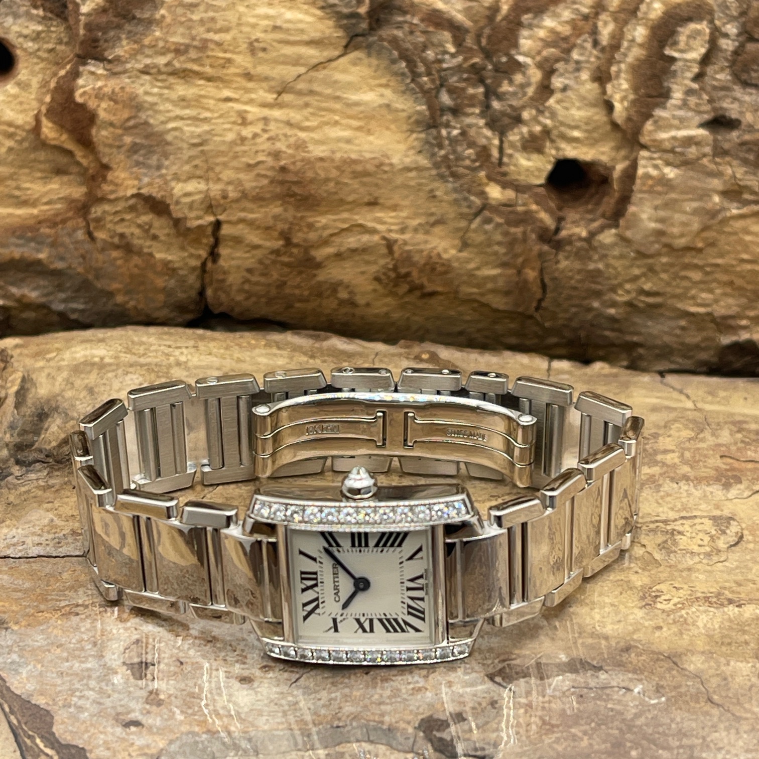 Cartier - Tank Francaise Lady - FULL SET 2002 - Ref. 2403 - Weißgold mit weißem Zifferblatt und Diamanten in sehr gutem Zustand - Liegendeansicht der Uhr