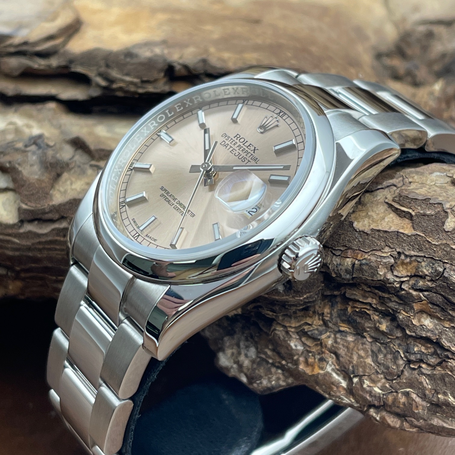 Rolex - Datejust 36 - Edelstahl mit Rosa Zifferblatt- Ref. 116200 - In Sehr Gutem Zustand - Seitenansicht der Uhr mit Krone