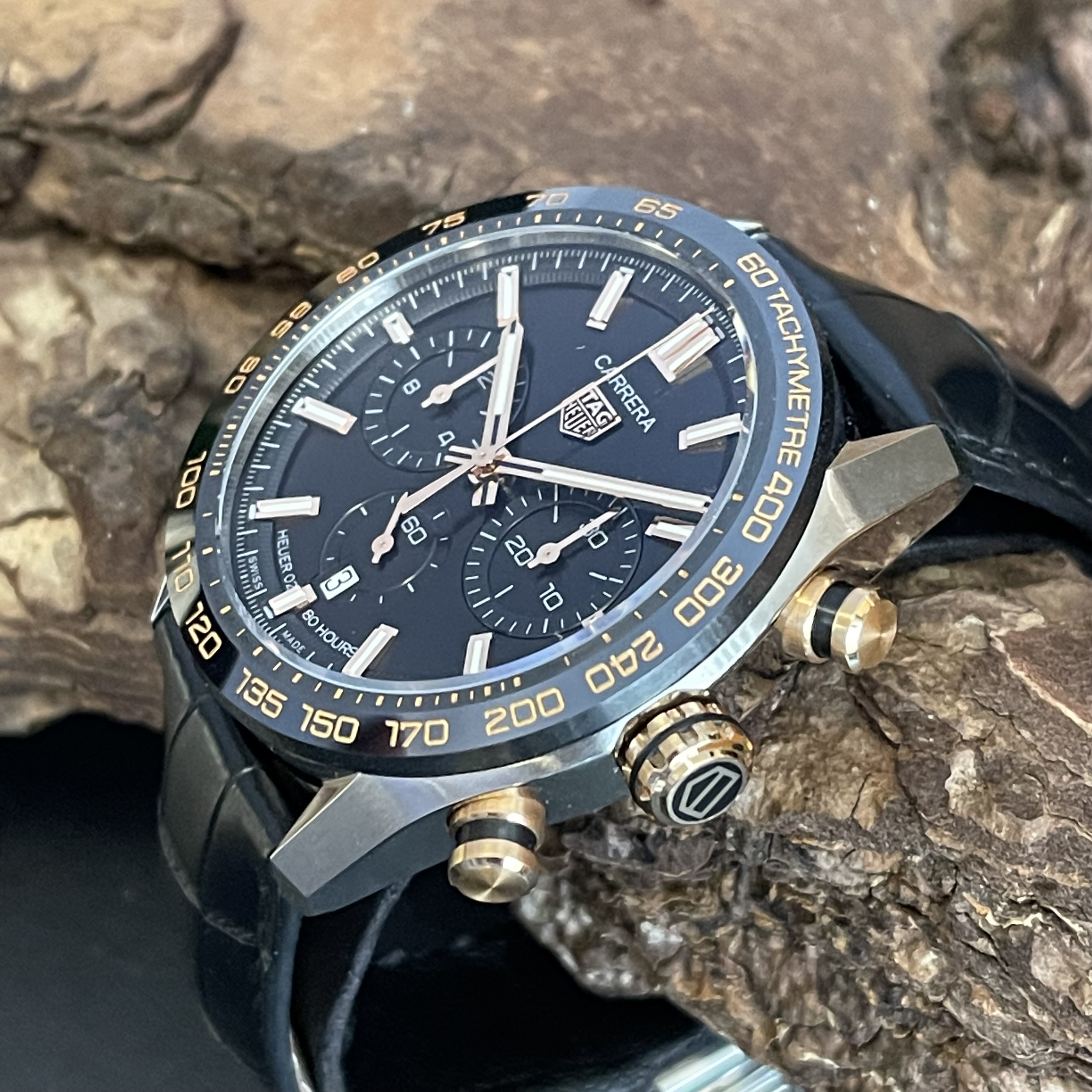 TAG Heuer - Carrera Calibre Heuer 02 Chronograph - FULLSET 2022 - Ref. CBN2A5A - Edelstahl/Rosegold mit schwarzem Zifferblatt in sehr gutem Zustand - Seitenansicht der Uhr mit Krone