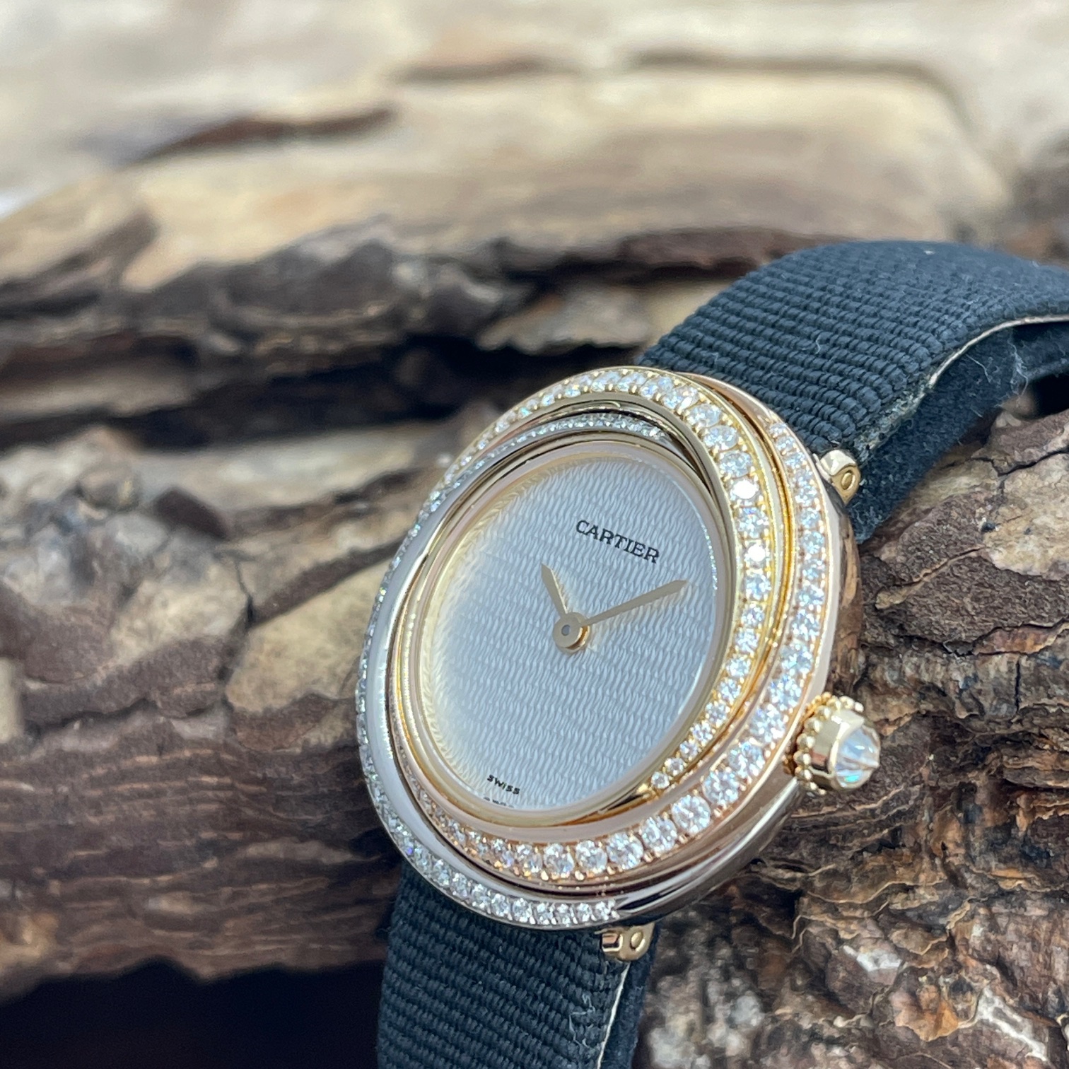 Cartier - Trinity Diamond - FULLSET 1998 - Ref. 2357 - Gelb, Weiß und Rosegold 750 mit weißem Zifferblatt in sehr gutem Zustand - Seitenansicht der Uhr mit Krone