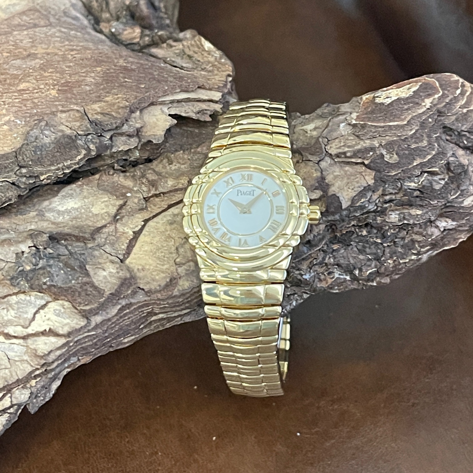 Piaget - Tanagra - 750er Gelbgold - Ref. 16033 M 401D -Weißes Zifferblatt in sehr Guter Zustand - Gesamtansicht der Uhr