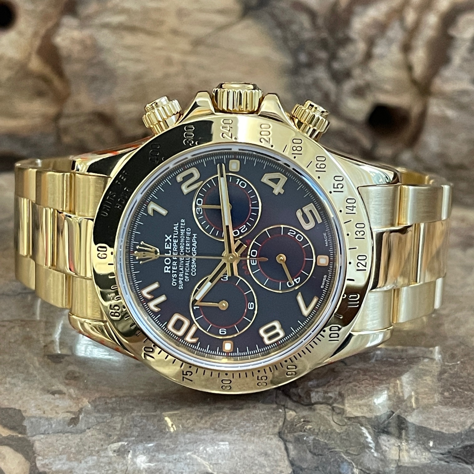 Rolex - Daytona Blue Racing Dial - FULLSET - Ref. 116528, sehr guter Zustand, blaues Racing Zifferblatt, 40mm, Gelbgold 18kt, Liegendeansicht der Uhr