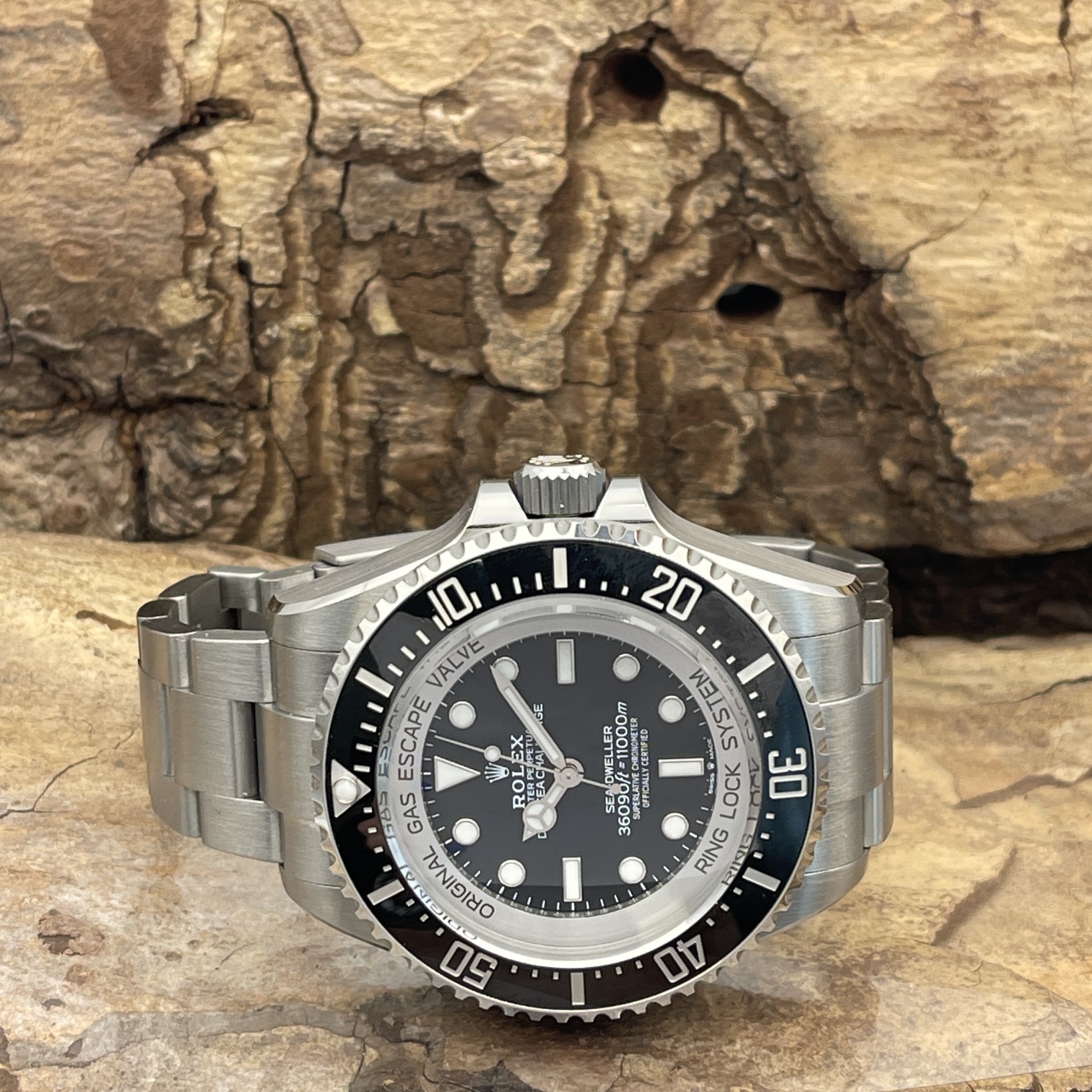 Rolex - Oyster Perpetual Deepsea CHALLENGE - UNGETRAGEN - FULLSET 2026 - Ref. 126067  - Titan mit schwarzem Zifferblatt- Liegendeansicht der Uhr