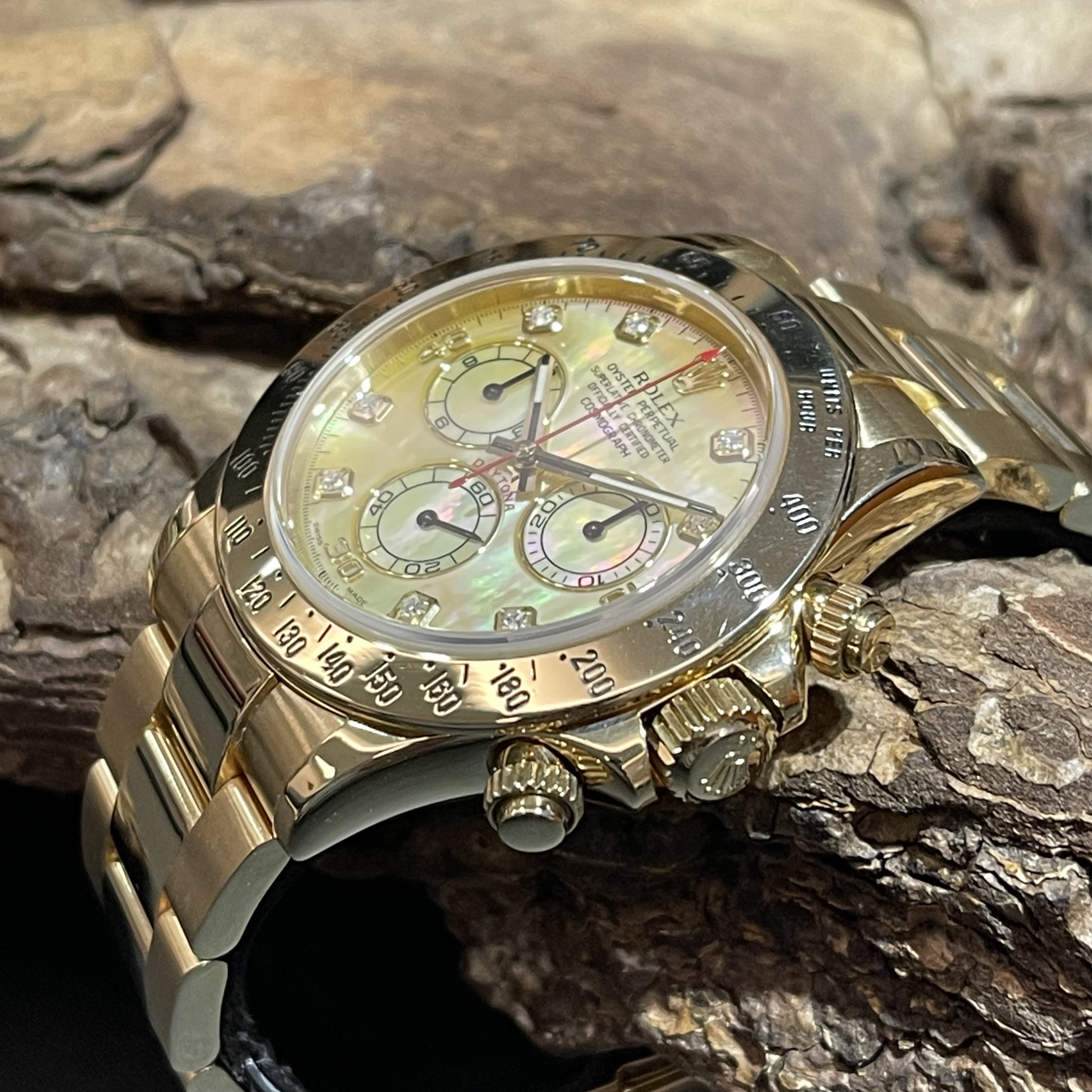 Rolex - Daytona Perlmuttblatt - FULLSET - Ref. 116528, sehr guter Zustand, Gelbgold 750, Seitenansicht mit Krone der Uhr