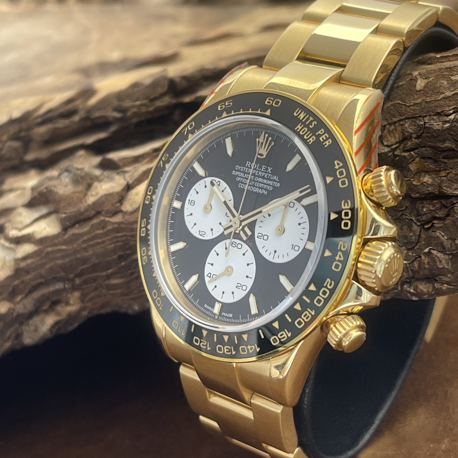 Rolex - Daytona "Le Mans"- FULLSET - Ref. 116528, sehr guter Zustand, Aftermarket, 40mm, schwarzes Le Mans Zifferblatt, Gelbgold 750, Seitenansicht mit Krone der Uhr