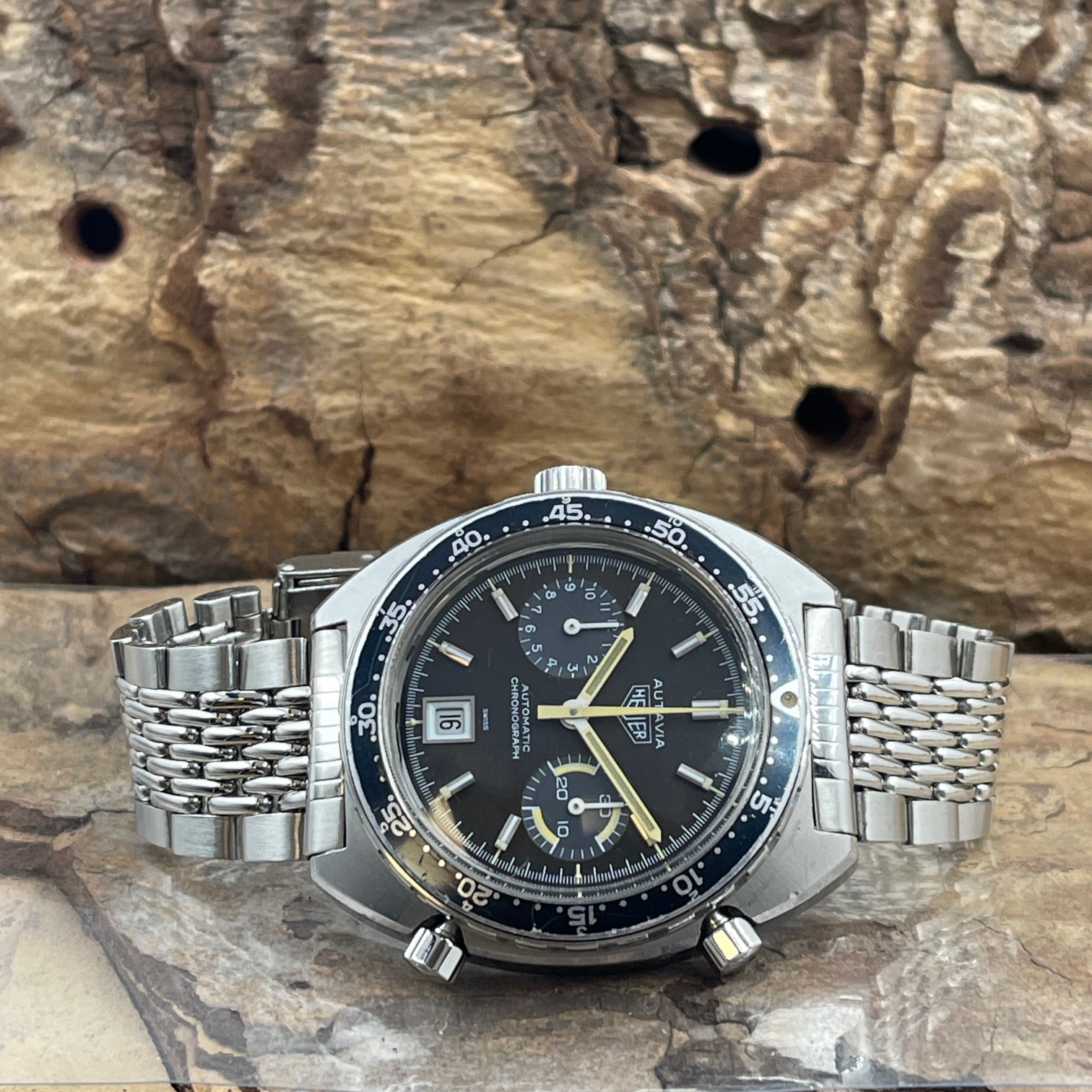 Heuer - Autavia Cal. 12 - Ref. 1163V - Vintage mit schwarzem Ziferblatt in gutem unpolierem Zustand - Liegendeansicht der Uhr