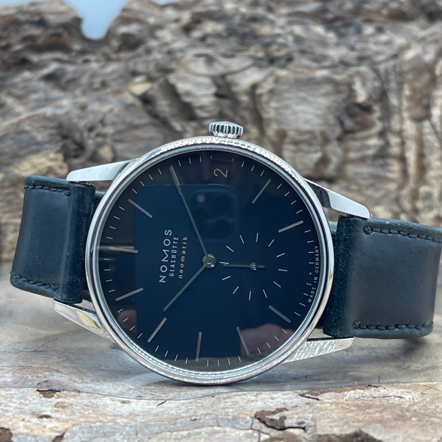 Nomos Glashütte - Orion Datum - FULLSET 2025 - UNGETRAGEN - Ref. 366 - Edelstahl mit schwarzem Zifferblatt - Liegendeansicht der Uhr mit Krone