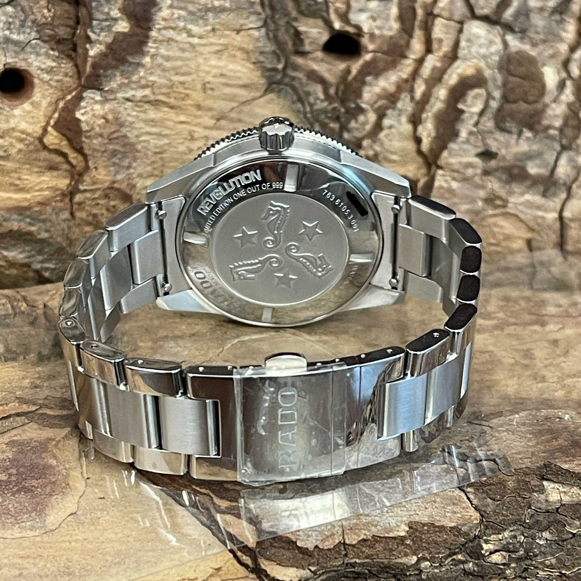 Rado Captain Cook Automatik - FULL SET 2024 - Limited - 42mm , Titan, Keramik mit schwarzem Zifferblatt in ungetragner Zustand - Rückseite der Uhr mit Faltschließe und Gehäuseboden