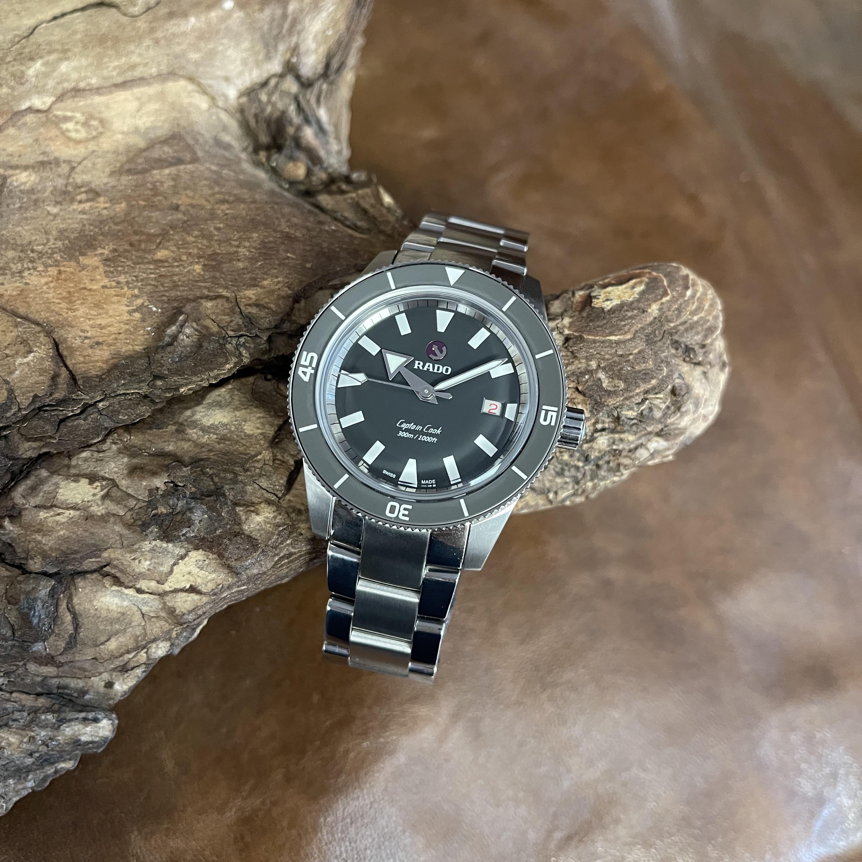 Rado Captain Cook Automatik - FULL SET 2024 - Limited - 42mm , Titan, Keramik mit schwarzem Zifferblatt in ungetragner Zustand - Gesamtansicht der Uhr