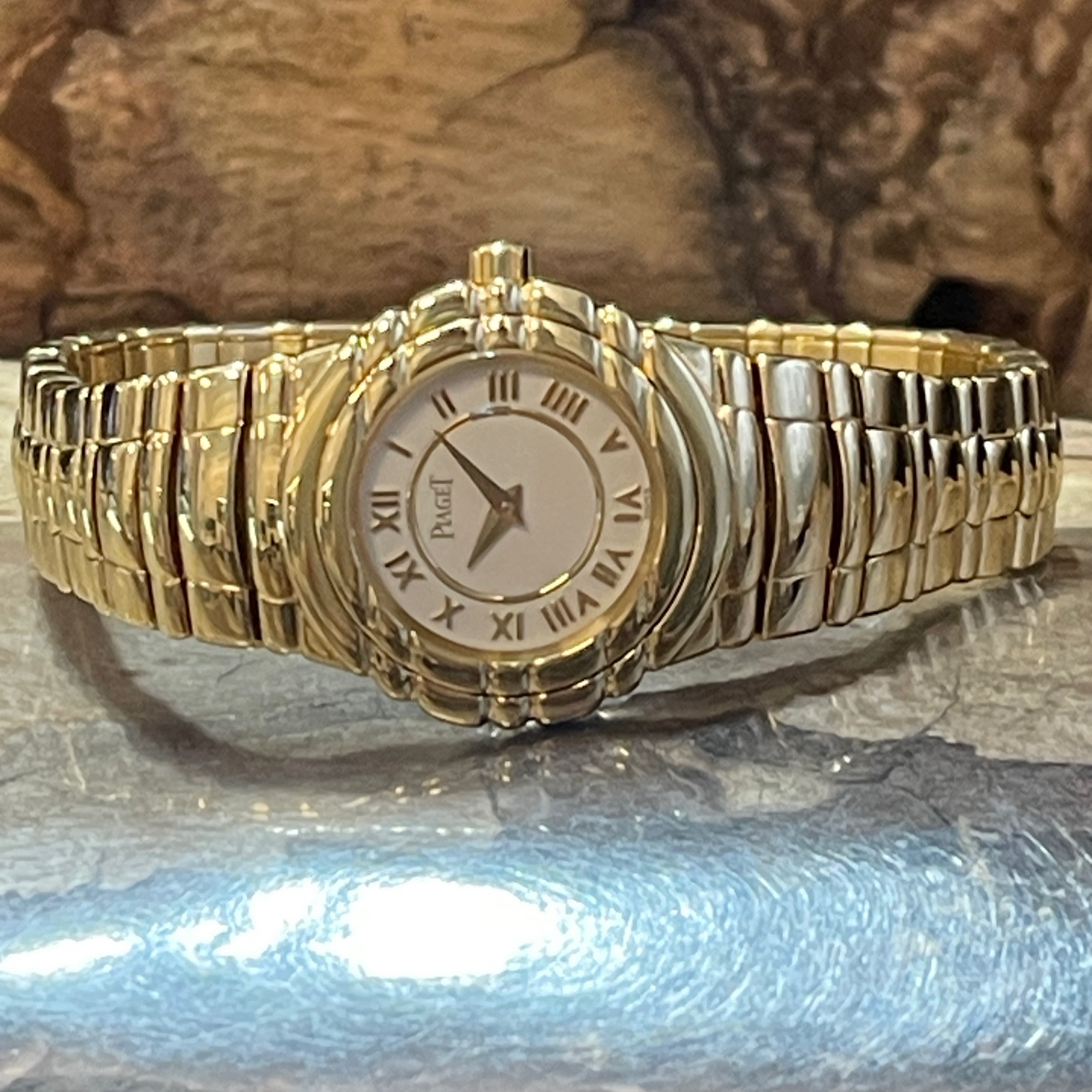 Piaget - Tanagra - 750er Gelbgold - Ref. 16033 M 401D -Weißes Zifferblatt in sehr Guter Zustand - Liegendeansicht der Uhr