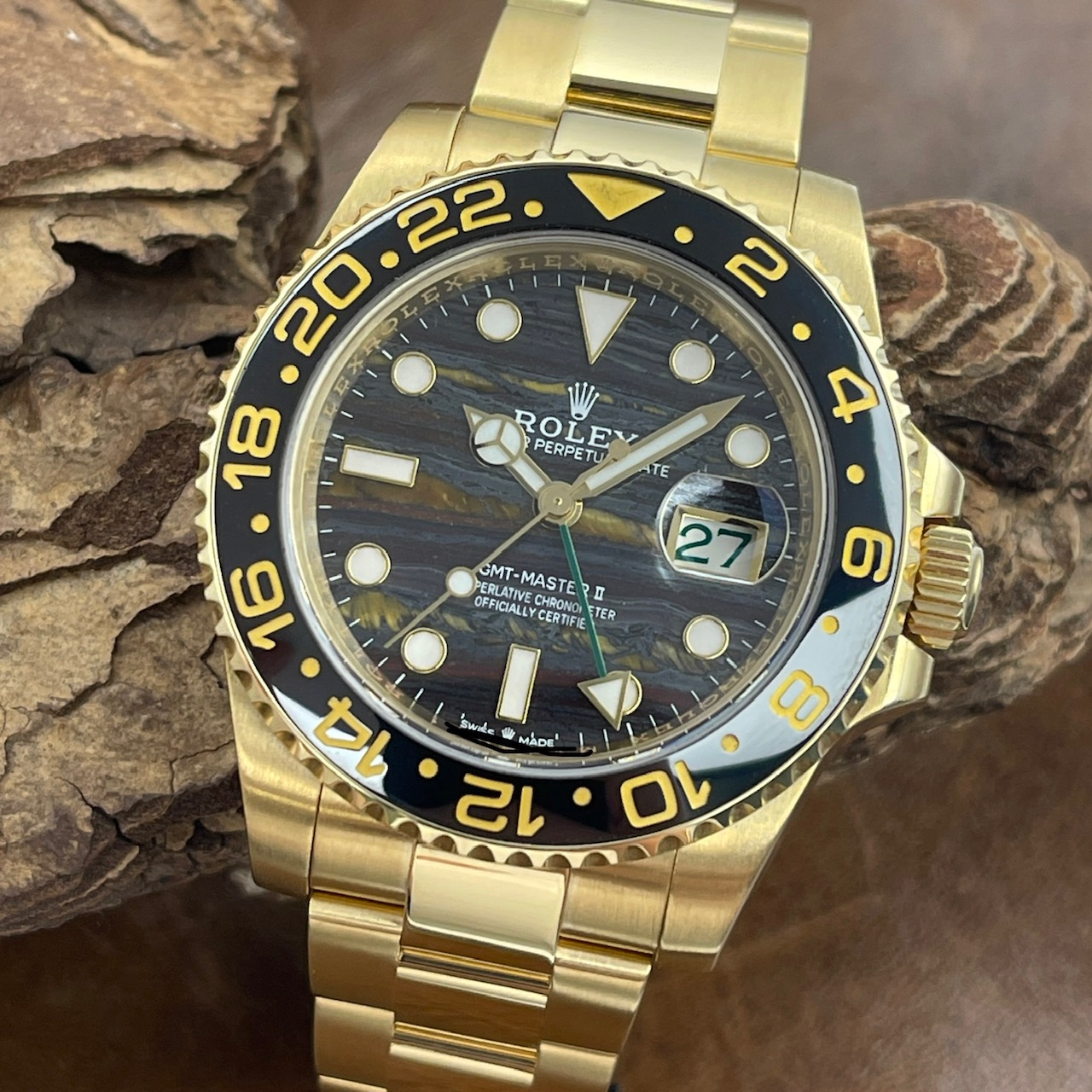Rolex - GMT-Master II - 18k yellow gold - Full set - Ref. 116718LN - tigareye dial in very good condition - detailed view of the watch