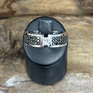 White-gold ring with diamonds